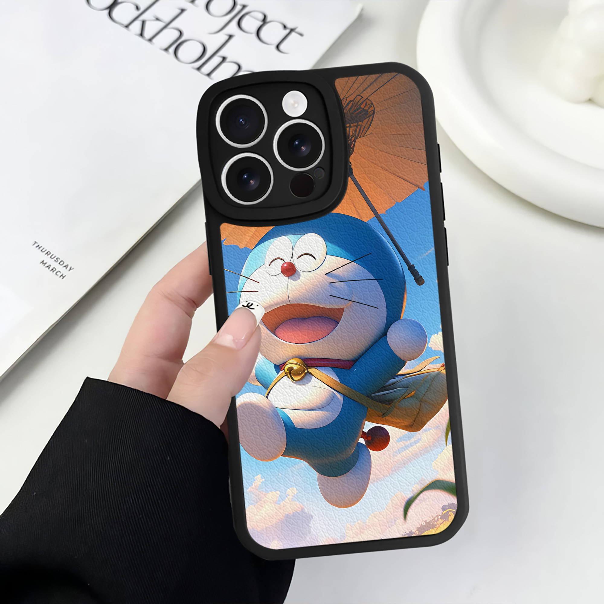 （画像用） ドラえもん Doraemon 【iPhone 16シリーズ対応】シリコンスマホケース（レザー調） 材質：シリコン